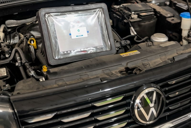Motor de veículo sendo inspecionado por profissional