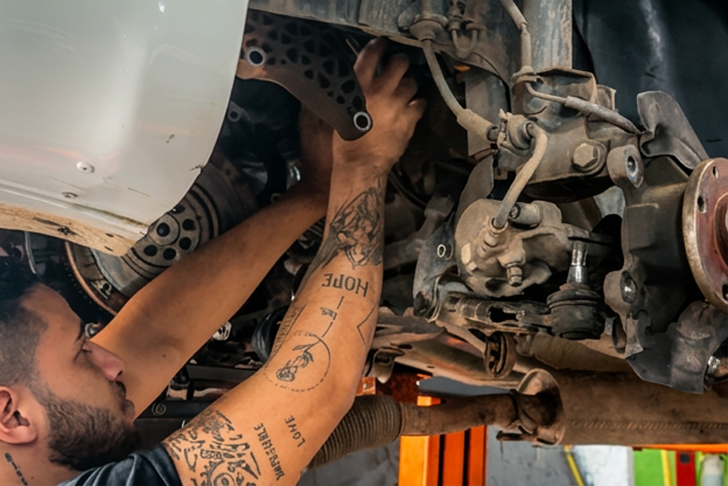 Motor de veículo sendo inspecionado por profissional